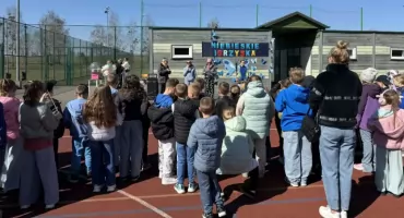 Niebieskie Igrzyska w Pieckach. Kolor niebieski połączył dzieci i dorosłych