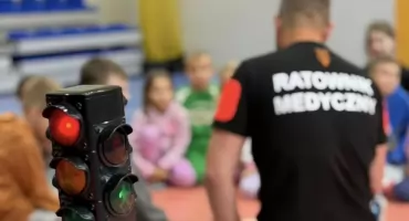 Uczyli najmłodszych ratować życie i dbać o bezpieczeństwo. Wyjątkowe zajęcia w szkole w Zyndakach