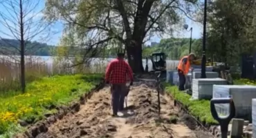 Remont promenady nad Czosem. Trwa wymiana nawierzchni przy jednym z ulubionych szlaków spacerowych