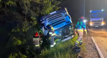 Pijany kierowca ciężarówki z mlekiem dachował w Dobrym Lasku. Miał blisko 2 promile alkoholu [AKTUALIZACJA]