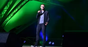Kacper Ruciński ponownie w Mrągowie. Komik wraca do nas z nowym programem