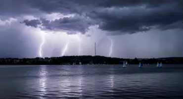 IMGW ostrzega przed burzami. W nocy możliwe ulewy, silny wiatr i grad