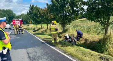 Motocyklista i pasażerka trafili do szpitala. Wypadek na DK59 w Sądrach