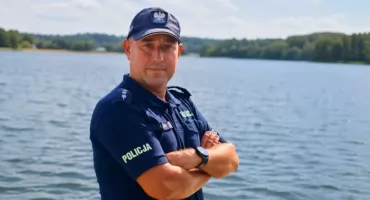 Policjant po służbie ruszył na ratunek. Z Jeziora Probarskiego wyciągnął trzy osoby