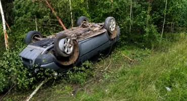 Porzucony samochód przy drodze zaniepokoił kierowców. Policja wyjaśnia okoliczności