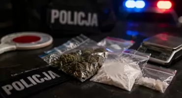 Ponad 650 gramów narkotyków w mieszkaniu 25-latka. Mrągowianin słyszał zarzut