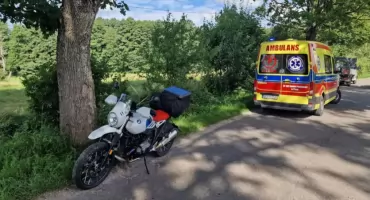Motocyklista uczulony na pszczoły prawie stracił życie. Pomógł mu dopiero strażak z Krutyni