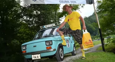 Maluch z tabliczką „Mrągowo” na legendarnej trasie w USA