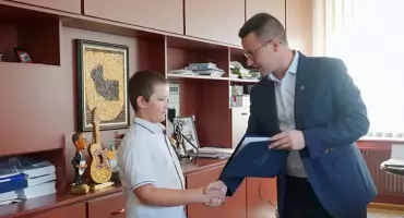 Burmistrz Mrągowa uhonorował młodego mistrza