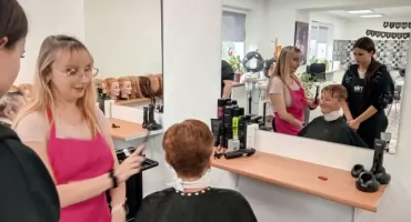 Międzypokoleniowe spotkanie w mrągowskim OHP. Młodzi fryzjerzy zadbali o seniorki