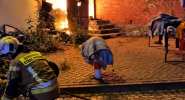 Nocny pożar budynku w Mikołajkach. Na miejscu kilka zastępów straży