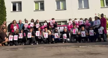 Różowy Październik w mrągowskim OHP. Młodzież przypomina o profilaktyce