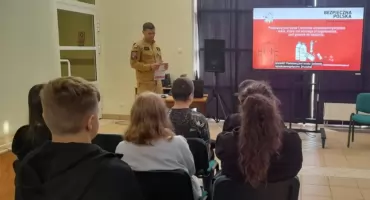 Jak reagować na zagrożenia z powietrza? Strażak spotkał się z uczniami w Mrągowie