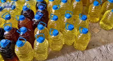 810 litrów nielegalnego alkoholu w busie. Policjanci zatrzymali dwóch mężczyzn w gminie Piecki