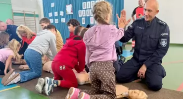 Nawiady/Mrągowo. Bicie rekordu w ratowaniu życia. Uczniowie ćwiczyli resuscytację