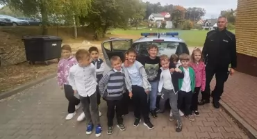 Dzielnicowy z wizytą u pierwszaków. W Sorkwitach poznawali pracę policjanta