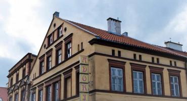 Już nie będzie straszyć turystów i mieszkańców? Kamienica w centrum Mrągowa wystawiona na sprzedaż